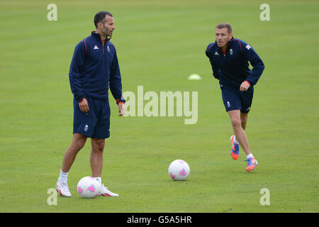 Der britische Kapitän Ryan Giggs und Craig Bellamy (rechts) während einer Trainingseinheit im Champneys Hotel and Spa, Leicestershire. Stockfoto