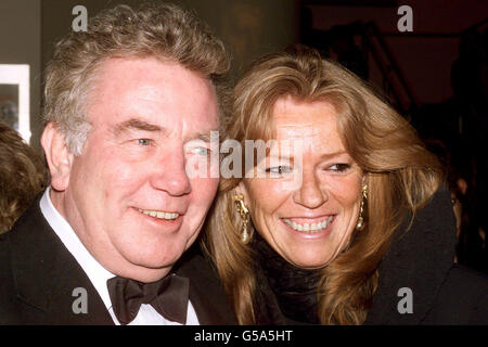 Schauspieler Albert Finney während der Orange British Academy Film Awards im Odeon am Leicester Square in London. Die Zeremonie wurde mehrere Wochen aus den Vorjahren vorangebracht, um ihr eine prominenere Position im Filmkalender zu verleihen. Stockfoto