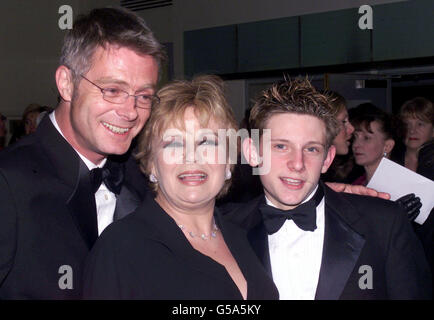 Billy Elliot Regisseur Stephen Daldry (links) mit den Filmstars Julie Walters und Jamie Bell während der Orange British Academy Film Awards im Odeon am Londoner Leicester Square. * die Zeremonie wurde mehrere Wochen aus den Vorjahren vorangebracht, um ihr eine prominenere Position im Filmkalender zu verleihen. Stockfoto