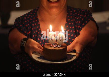 Maggie Woods, Vorsitzende der Irish Thalidomide Association, feiert ihren 50. Geburtstag bei einer Pressekonferenz im Buswells Hotel in Dublin. Stockfoto