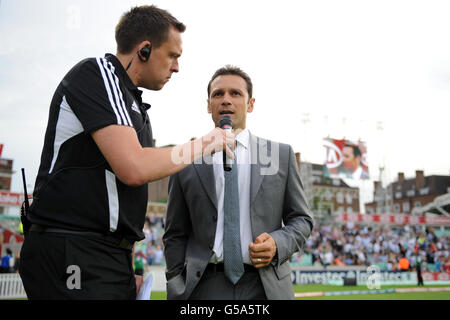 Mark Ramprakash auf dem Platz, als er seinen Rücktritt vom First-Class-Cricket an die Fans ankündigt Stockfoto