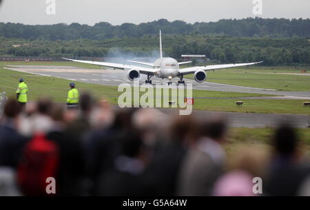 Der Qatar Airways Boeing 787 Dreamliner führt einen Flipast auf der Farnborough International Airshow in Hampshire durch. Stockfoto