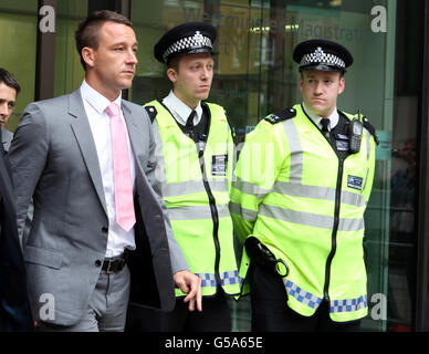 Chelsea-Kapitän John Terry verlässt das Westminster Magistrates' Court, London, wo er vor Gericht gestellt wird, weil er seinen Fußballer Anton Ferdinand rassistisch missbraucht hat. Stockfoto