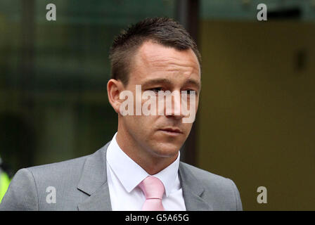 Chelsea-Kapitän John Terry verlässt das Westminster Magistrates' Court, London, wo er vor Gericht gestellt wird, weil er seinen Fußballer Anton Ferdinand rassistisch missbraucht hat. Stockfoto