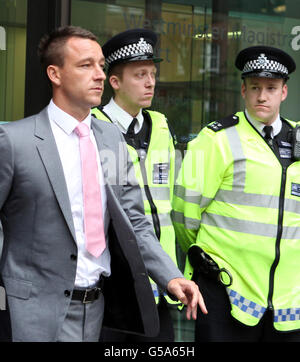 Chelsea-Kapitän John Terry verlässt das Westminster Magistrates' Court, London, wo er vor Gericht gestellt wird, weil er seinen Fußballer Anton Ferdinand rassistisch missbraucht hat. Stockfoto