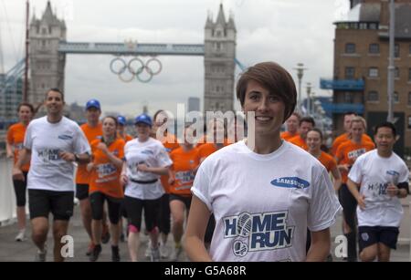 Die Läuferin Emily Pidgeon holt die Londoner zum Start der Hope Relay Partnerschaft von Samsung mit Home Run London nach Hause. Stockfoto