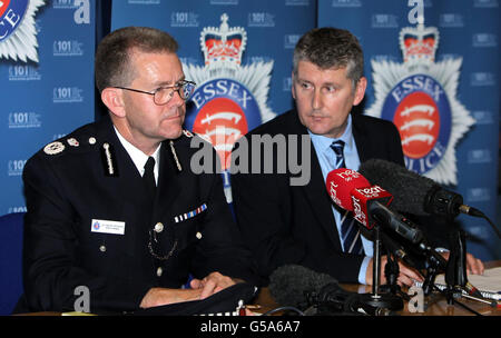 Chief Constable Jim Barker-McCardle (links) und Detective Superintendent Liam Osborne (rechts) während einer Pressekonferenz im Essex Polizeihauptquartier in Chelmsford, nachdem PC Ian Dibell getötet und ein anderer Mann bei einer Schießerei in Clacton verletzt wurde. Stockfoto