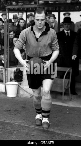 Wolverhampton Wanderers Spieler Stan Cullis, der auch die Mannschaft während der europäischen Glory Days des Clubs in den 1950er Jahren leitete. * 28/02/01: Cullis stirbt im Alter von 85 Jahren. Als kultivierter Mittelhälfte und ehemaliger Kapitän Englands lebte er in einem Pflegeheim in Worcestershire und war seit einiger Zeit unwohl. Stockfoto