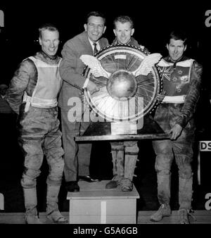 Der Komiker Norman Wisdom überreicht Peter Craven im Wembley Stadium, London, die Trophäe des World Speedway. Rechts ist Barry Briggs (Neuseeland), der den 2. Platz belegte und links Ove Fundin aus Schweden, der den 3. Platz belegte. Stockfoto