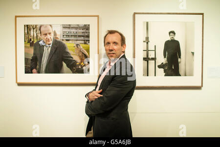 Der Fotograf David Dawson posiert mit Arbeiten aus „an Artist's Life: Photographs of Lucian Freud by Cecil Beaton and David Dawson“, die vom 10. Juli bis 11. August 2012 im Sotheby's in London zu sehen ist. Stockfoto