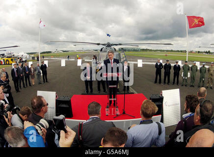 Verteidigungsminister Philip Hammond spricht bei der offiziellen Übergabe von Augusta Westland an den Mod des neuen Wildcat Helicopter bei einem Besuch der Farnborough International Airshow 2012 in Hampshire. Stockfoto