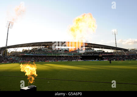 Cricket - Friends Life T20 - South Group - Surrey Lions / Middlesex Panthers - Kia Oval. Ein allgemeiner Blick auf Pyrotechnik während des Surrey Lions und Middlesex Panthers t20 Spiels beim Kia Oval Stockfoto