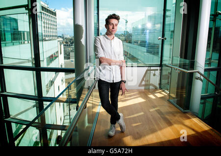 Sender Nick Grimshaw, der als neuer Moderator der Radio 1 Breakfast Show benannt wurde, bei einer Fotoausstellung im New Broadcasting House im Zentrum von London. DRÜCKEN SIE VERBANDSFOTO. Bilddatum: Mittwoch, 11. Juli 2012. Siehe PA Story SHOWBIZ Moyles Grimshaw. Der Bildnachweis sollte lauten: Dominic Lipinski/PA Wire Stockfoto