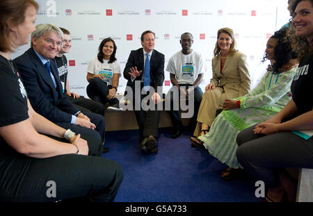 Premierminister David Cameron (Mitte), Melinda Gates (4. Rechts), Mitbegründer und Ko-Vorsitzende der Bill & Melinda Gates Foundation und Sekretär für internationale Entwicklung, Andrew Mitchell (2. Links) Gespräch mit Aktivisten während des Londoner Gipfels zur Familienplanung, der von der britischen Regierung und der Bill & Melinda Gates Foundation mit dem UNFPA (United Nations Population Fund) im Zentrum von London organisiert wurde. Stockfoto