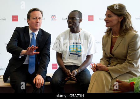 Premierminister David Cameron (links) und Melinda Gates (rechts), Mitbegründerin und Ko-Vorsitzende der Bill & Melinda Gates Foundation, sprechen mit Aktivisten während des Londoner Gipfels zur Familienplanung, der von der britischen Regierung und der Bill & Melinda Gates Foundation mit dem UNFPA (United Nations Population Fund) organisiert wurde. Im Zentrum von London. Stockfoto