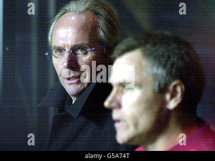 New England Trainer Sven Goran Eriksson (links) spricht mit Peter Taylor vor dem internationalen Freundschaftsspiel gegen Spanien im Villa Park, Birmingham. Stockfoto