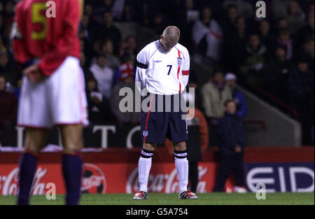 England-Kapitän David Beckham zollt dem ehemaligen Fußballspieler Stan Cullis und den Opfern des Eisenbahnunglück von Selby, die am Tag des Spiels ums Leben kamen, vor dem internationalen Fußballspiel gegen Spanien in Villa Park, Birmingham, seinen Respekt. Stockfoto