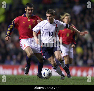 Der englische Michael Owen (rechts) nimmt den Ball vom spanischen Josep Guardiola während eines internationalen Freundschaftsspiel im Villa Park, Birmingham, ab. Stockfoto