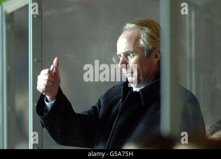 New England Trainer Sven Goran Eriksson stotuliert seinem Team während des internationalen Freundschaftsspiel gegen Spanien im Villa Park, Birmingham. Stockfoto
