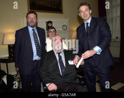 Der britische Premierminister Tony Blair (rechts) und der Bildungsminister David Blunkett (links) präsentieren Jack Stone aus den Midlands ein Buch mit dem Titel Irish History von Martin Dylan während einer Präsentation in der Downing Street in London. *...als Teil der nationalen Strategie zur Verbesserung der Kompetenzen im Bereich Alphabetisierung und Rechnen bei Erwachsenen. Stockfoto