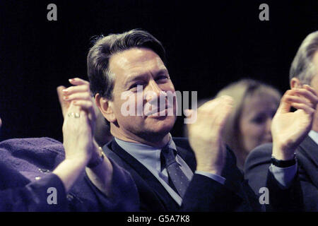 Schattenkanzler Michael Portillo hört der Rede von Tory-Führer Wiliam Hague auf der konservativen Frühjahrstagung in Harrogate zu. Stockfoto