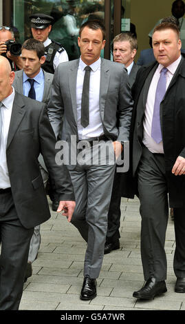 Chelsea-Kapitän John Terry verlässt das Westminster Magistrates' Court, London, nachdem er von der rassistischen Beleidigung Anton Ferdinand befreit wurde. Stockfoto