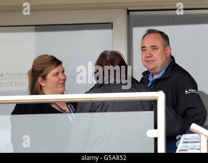 Schottlands erster Minister Alex Salmond beobachtet die Aktion am zweiten Tag der Aberdeen Asset Management Scottish Open im Castle Stuart Golf Links, Inverness. Stockfoto