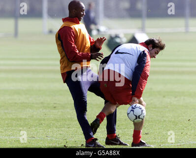 Patrick Vieira (links) von Arsenal tagt Robert Pires während eines leichten Trainings in London Colney. Arsenal spielen Spartak Moskau 06/03/01 in Highbury in einem Champions-League-Spiel. Stockfoto