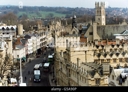 Ein Blick auf die High Street ('The High') in Oxford. Das University College befindet sich auf der rechten Seite mit dem Glockenturm des Magdalen College in der Ferne. Die St. Edmund Hall ist links, Entfernung. Ein Teil des Queen's College ist links zu sehen, ebenso das Dach der Prüfungsschulen (rechts). Stockfoto