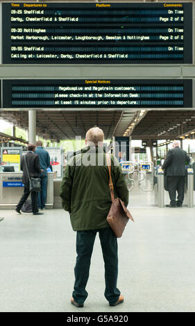 Bahnreisende warten darauf, am Bahnhof St Pancras im Zentrum Londons in Züge zu steigen, da die Regierung heute ein Paket von 9.4 Milliarden Bahnprojekten, darunter neue Projekte im Wert von 4.2 Milliarden &ACIRC;&pound;angekündigt hat. Stockfoto