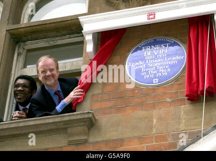 Außenminister Robin Cook und TGWU-Generalsekretär Bill Morris (links) enthüllen eine blaue Gedenktafel zu Ehren des Gewerkschaftsführers und Staatsmannes Ernest Bevin in der South Molton Street, Mayfair. *die englische Heritage Plakette markiert den Wohnblock, in dem der Arbeitsminister des Krieges von 1931 bis 1939 in London lebte. Die Veranstaltung war eine Chance für die alte Wache aus Politik und der Labour-Bewegung, die neue zu treffen. Stockfoto