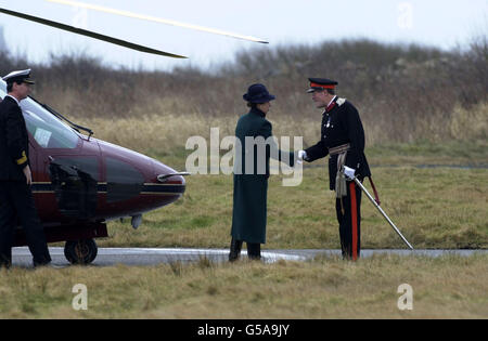 Die britische Prinzessin Royal auf dem Flugplatz Walney Island in Cumbria mit ihrem Mann Commander Tim Laurence (links) und dem Vizelords Lieutenant von Cumbria, Joseph Harris, bevor sie das amphibische Angriffsschiff HMS Albion startete. *... bei der BAE Systems Marine Werft in Barrow-in-Furness, Cumbria. HMS Albion ist das erste von zwei großen und mächtigen Sturmschiffen der Klasse, die die bestehenden Schiffe der Royal Navy HMS Fearless und HMS Intrepid ersetzen werden. Stockfoto