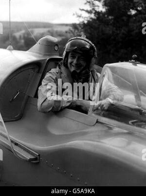 DONALD CAMPBELL 1958: Donald Campbell im Cockpit seines Jet-betriebenen Wasserflugzeuges 'Bluebird' am Lake Coniston, Cumberland, wo er versuchen soll, seinen eigenen Weltrekord mit einer Geschwindigkeit von 239,07 km/h auf 2250 km/h zu erhöhen. Stockfoto