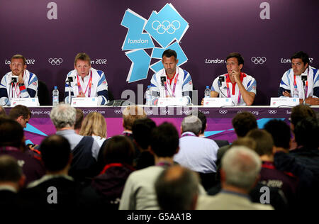 Der englische (links-rechts) Craig Bellamy, Trainer Stuart Pearce, Kapitän Ryan Giggs, Jack Cork und James Tomkins während einer Pressekonferenz im Olympic Park, London. Stockfoto