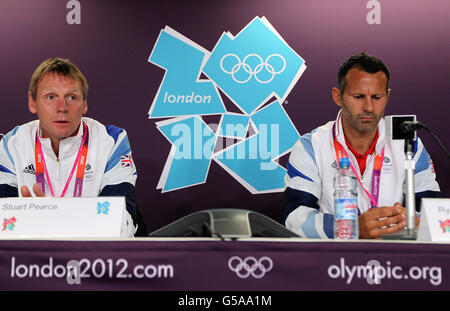 Der Großbritanniens Ryan Giggs und Trainer Stuart Pearce während einer Pressekonferenz im Olympic Park, London. Stockfoto