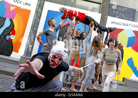 Mitglieder der Rubber Bandits und der aerialistischen Performer-Gruppe The PaperDolls starten das absolut Fringe Festival 2012 in Temple Bar, Dublin. Das Festival findet vom 8. Bis 23. September an den Veranstaltungsorten der Stadt statt, weitere Informationen finden Sie unter www.fringefest.com Stockfoto