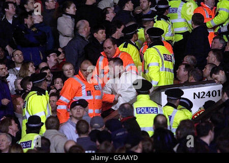 Ein Fan von Manchester United wird von Stewards für das Aufstehen während des Champions League-Spiels der Gruppe A in Old Trafford, Manchester, mitgenommen. Der Gemeinderat hatte mit der Schließung von Teilen von Old Trafford gedroht, weil er beharrlich stand. Stockfoto