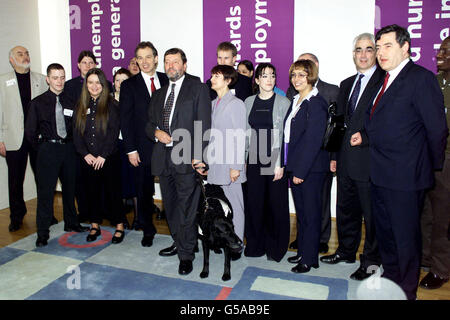 Der britische Premierminister Tony Blair mit Regierungskollegen, Arbeitsminister David Blunkett, Arbeitsministerin Tessa Jowell, Schatzkanzler Gordon Brown und Sozialversicherungsminister Alistair Darling posieren für Fotografen. * ... mit einer Gruppe von "neuen Händlern" vor einer Pressekonferenz in Central. Blair kündigte die nächste Phase des New Deal für Beschäftigung an, da die veröffentlichten Zahlen zeigten, dass die Arbeitslosenzahlen auf dem niedrigsten Stand seit 25 Jahren waren. Stockfoto