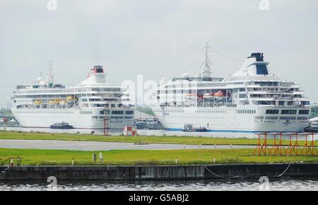 Ein allgemeiner Blick auf die Passagierschiffe Braemar (links) und Gemini in den Royal Albert Docks, Ost-London, wo die Olympiateilnehmer während der Spiele leben werden. Stockfoto