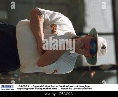 13-DEZ-95 ... England Cricket Tour durch Südafrika ... Ein nachdenklicher Ray illingworth während Durban Nets ... Bild von Laurence Griffiths Stockfoto