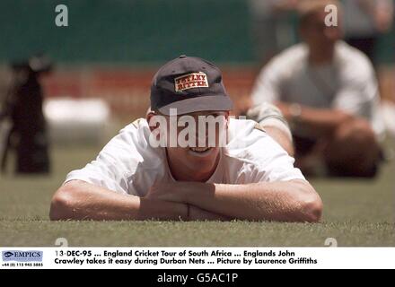 13-DEZ-95. England Cricket Tour durch Südafrika. Englands John Crawley nimmt es leicht während Durban Nets. Bild von Laurence Griffiths Stockfoto