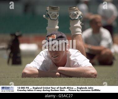 13-DEZ-95 ... England Cricket Tour durch Südafrika ... Englands John Crawley nimmt es einfach während Durban... Bild von Laurence Griffiths Stockfoto