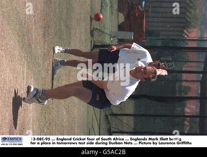 13-DEZ-95. England Cricket Tour durch Südafrika. Englands Mark Illott kämpfte während der Durban-Netze um einen Platz in der morgigen Testseite. Bild von Laurence Griffiths Stockfoto