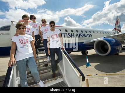 Eine Richtung (links - rechts) Louis Tomlinson, Liam Payne, Harry Styles, Niall Horan und Zayn Malik am London City Airport, als sie an Bord von Flug BA1D - einem privaten Charterflug von London nach Manchester, veranstaltet von der Band für die Sieger des Wettbewerbs, Die für die Charity-Partnerschaft von Flying Start - British Airway mit Comic Relief - &pound;50,000 gesammelt hat. Stockfoto