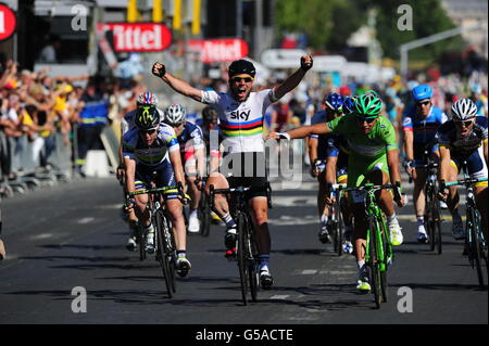 Der britische Mark Cavendish von Sky Pro Racing feiert, als er die Linie überquert, um die Etappe 20 der Yhe 2012 Tour de France in Paris, Frankreich, zu gewinnen. Stockfoto