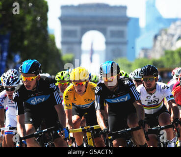 Der Briten Bradley Wiggins von Sky Pro Racing (gelbes Trikot) fährt mit den Teamkollegen Mark Cavendish (rechts), Chris Froome (links) und Bernhard Eisel (zweiter links) während der Etappe 20 zwischen Brambouillet und Paris, Frankreich. Stockfoto