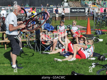 Radfahrer genießen das warme Wetter auf dem Herne Hill Velodrome im Südosten Londons, während zahlreiche jubelnde Radsportfans heute auf der Strecke, auf der er erstmals den Nervenkitzel des Rennsports erlebte, den historischen Sieg von Bradley Wiggins bei der Tour de France feierten. Stockfoto