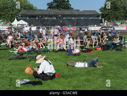 Radfahrer genießen das warme Wetter auf dem Herne Hill Velodrome im Südosten Londons, während zahlreiche jubelnde Radsportfans heute auf der Strecke, auf der er erstmals den Nervenkitzel des Rennsports erlebte, den historischen Sieg von Bradley Wiggins bei der Tour de France feierten. Stockfoto