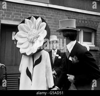 Die Chelsea Flower Show kam nach Royal Ascot, Berkshire, in Form eines riesigen Gänseblümchens, den Gertrude Shilling trug und der von ihrem 18-jährigen Sohn David Shilling für sie entworfen wurde. Stockfoto