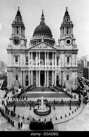 Die beeindruckende Szene als Fahnensarg ist bourne aus der St. Paul's Cathedral nach dem Trauerdienst für Sir Winston Churchill. Stockfoto